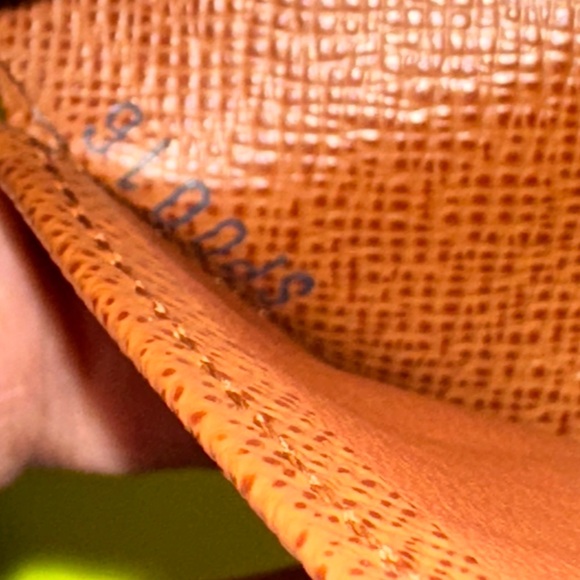 Louis Vuitton passport Monogram Bifold Wallet clean in good condition - Picture 9 of 15